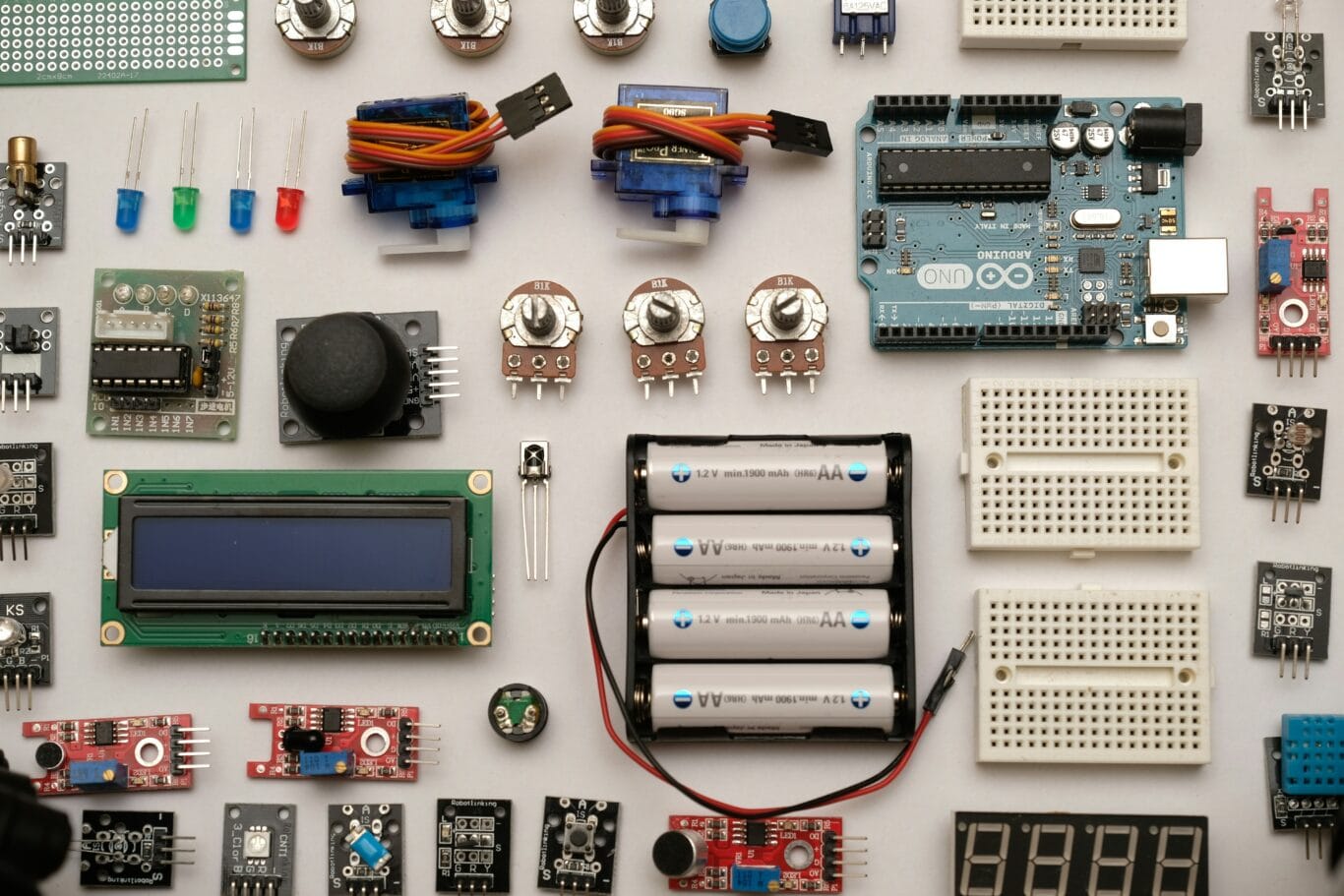 batterier och olika elektroniska komponenter